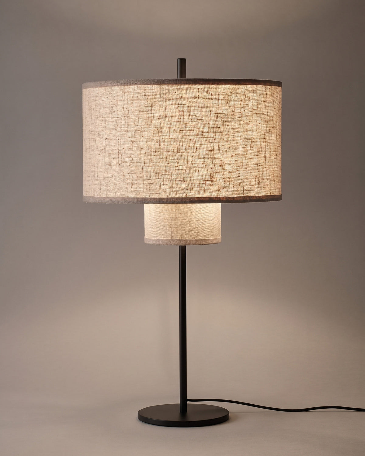 Lampe de table Duplex, double abat-jour en tissu, vue d'ensemble sur fond neutre