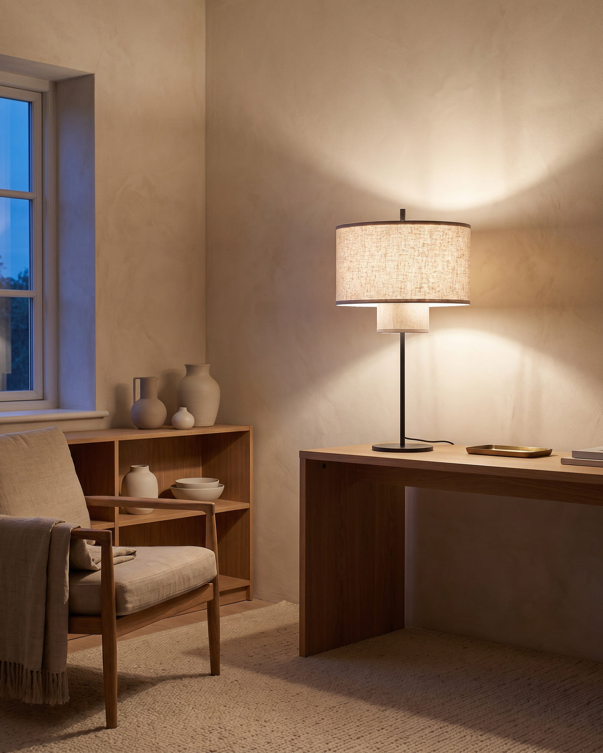 Lampe de table Duplex (double abat-jour en tissu) dans une seconde pièce, allumé