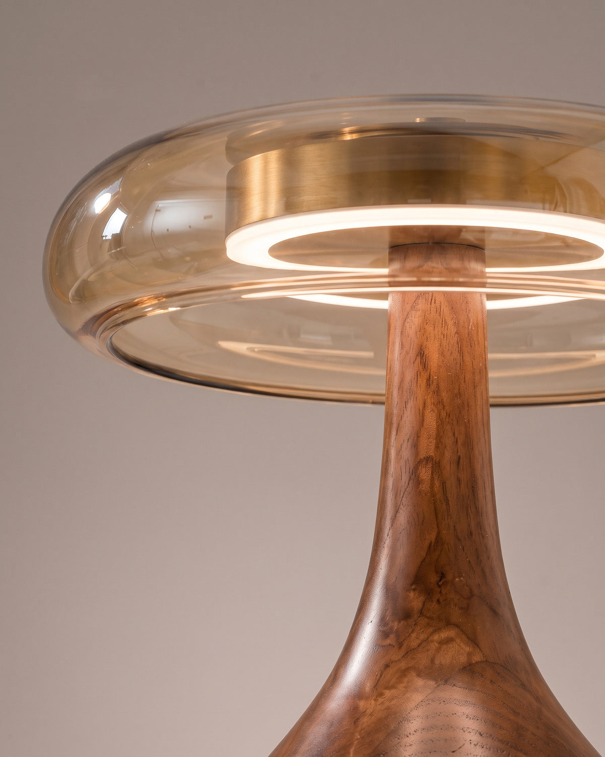 Lampe de table Mirabelle : détail technique (fixation, câble ou douille)
