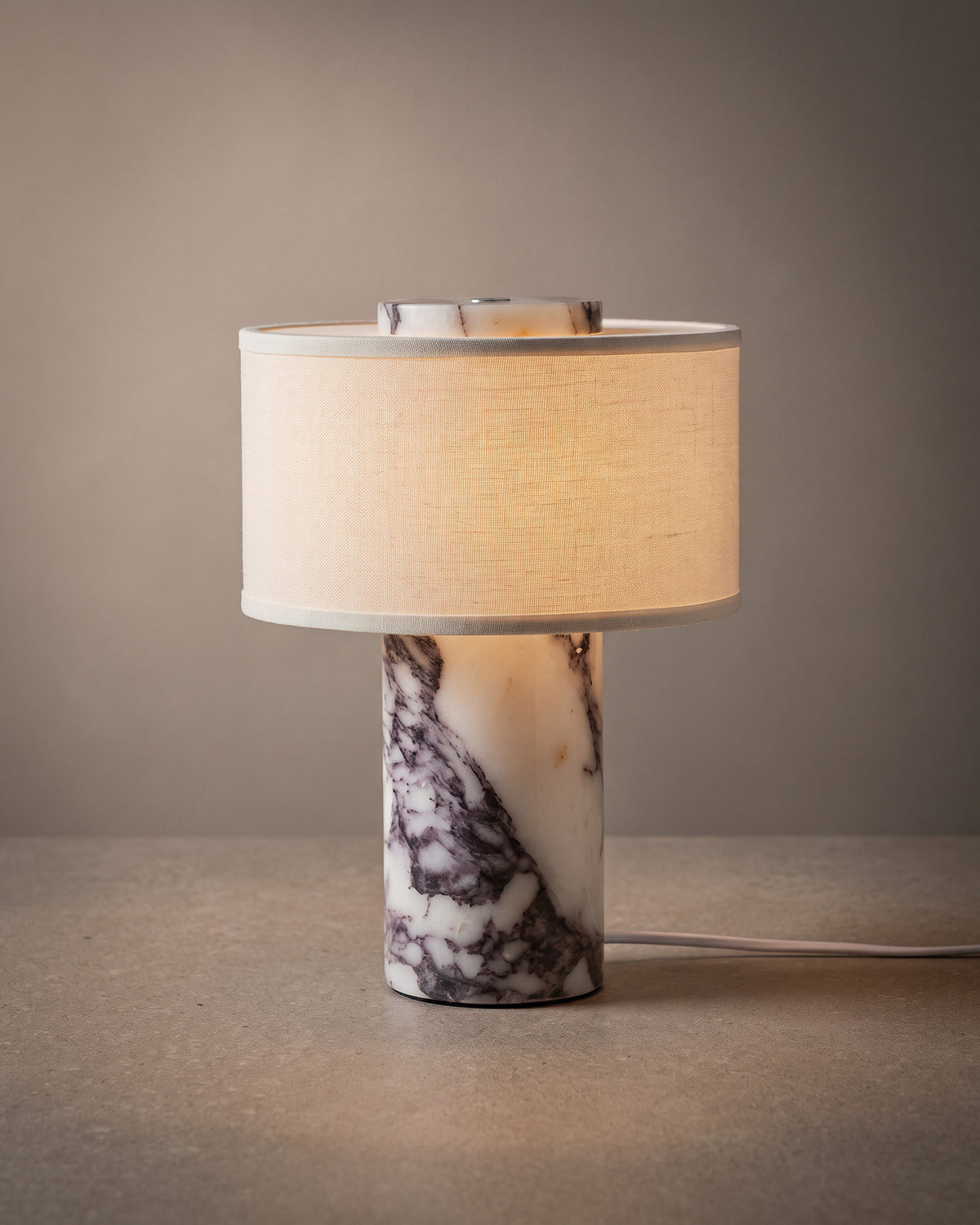 Lampe de table Améthyste, allumée, photo studio