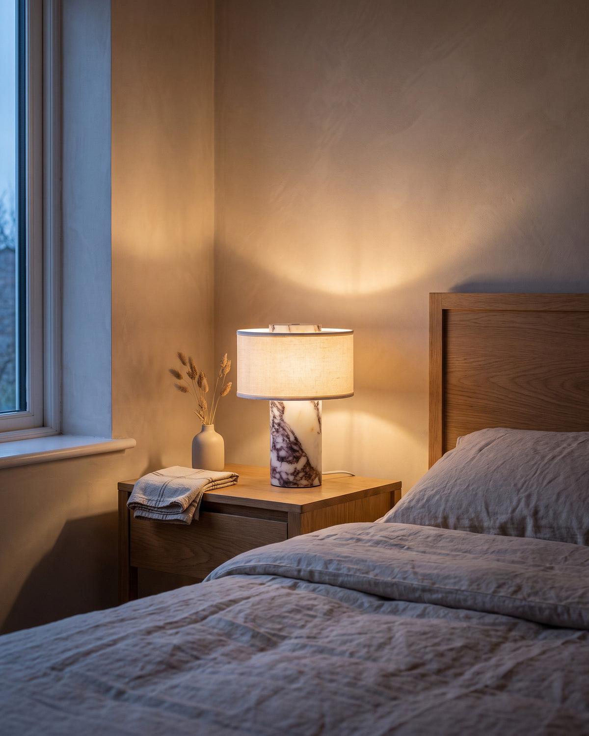 Lampe de table Améthyste, dans une chambre, en soirée