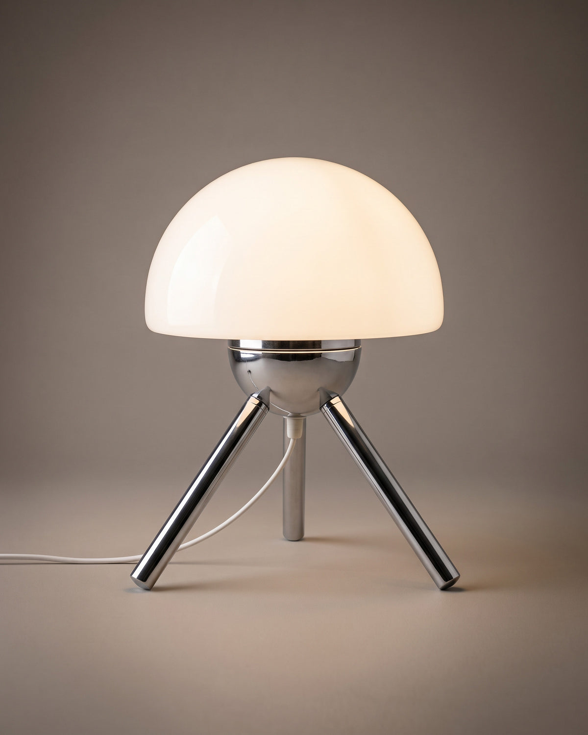 Lampe de table Bolet, allumée, photo studio