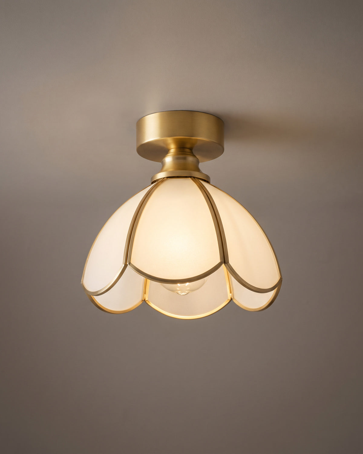 Plafonnier Tulipe, corolle de verre blanc, vue d'ensemble sur fond neutre