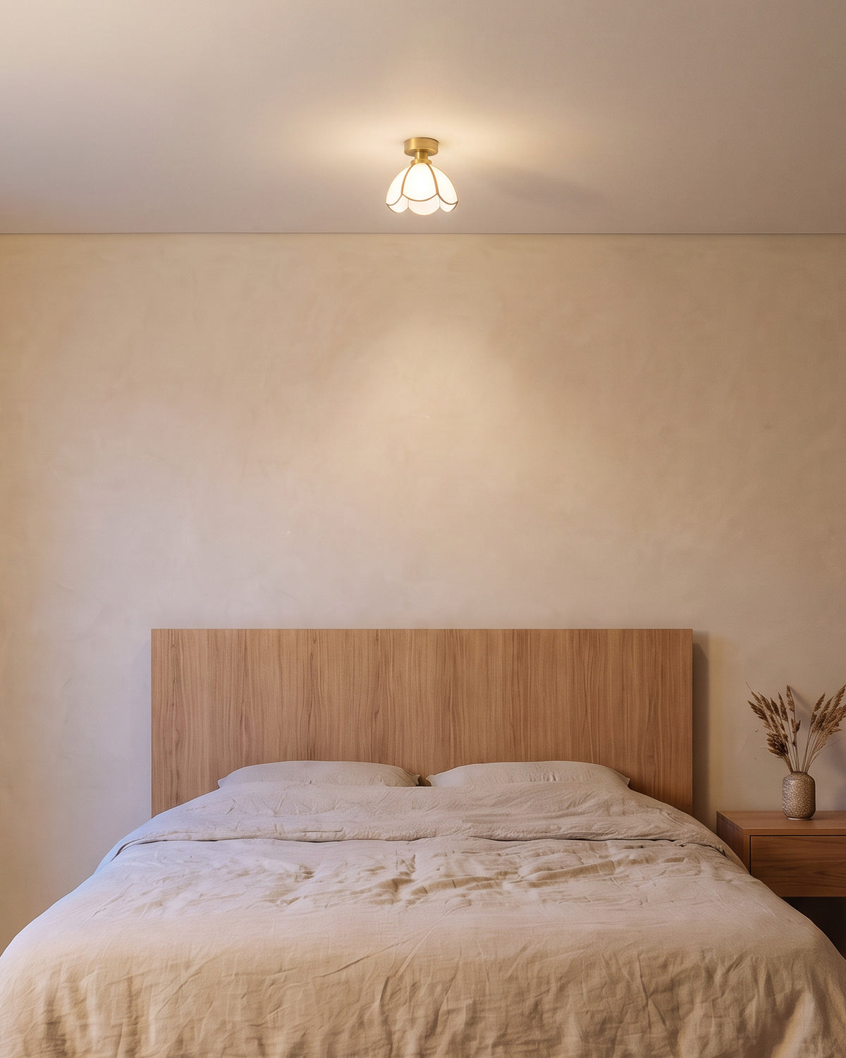 Plafonnier Tulipe (corolle de verre blanc) dans une seconde pièce, allumé