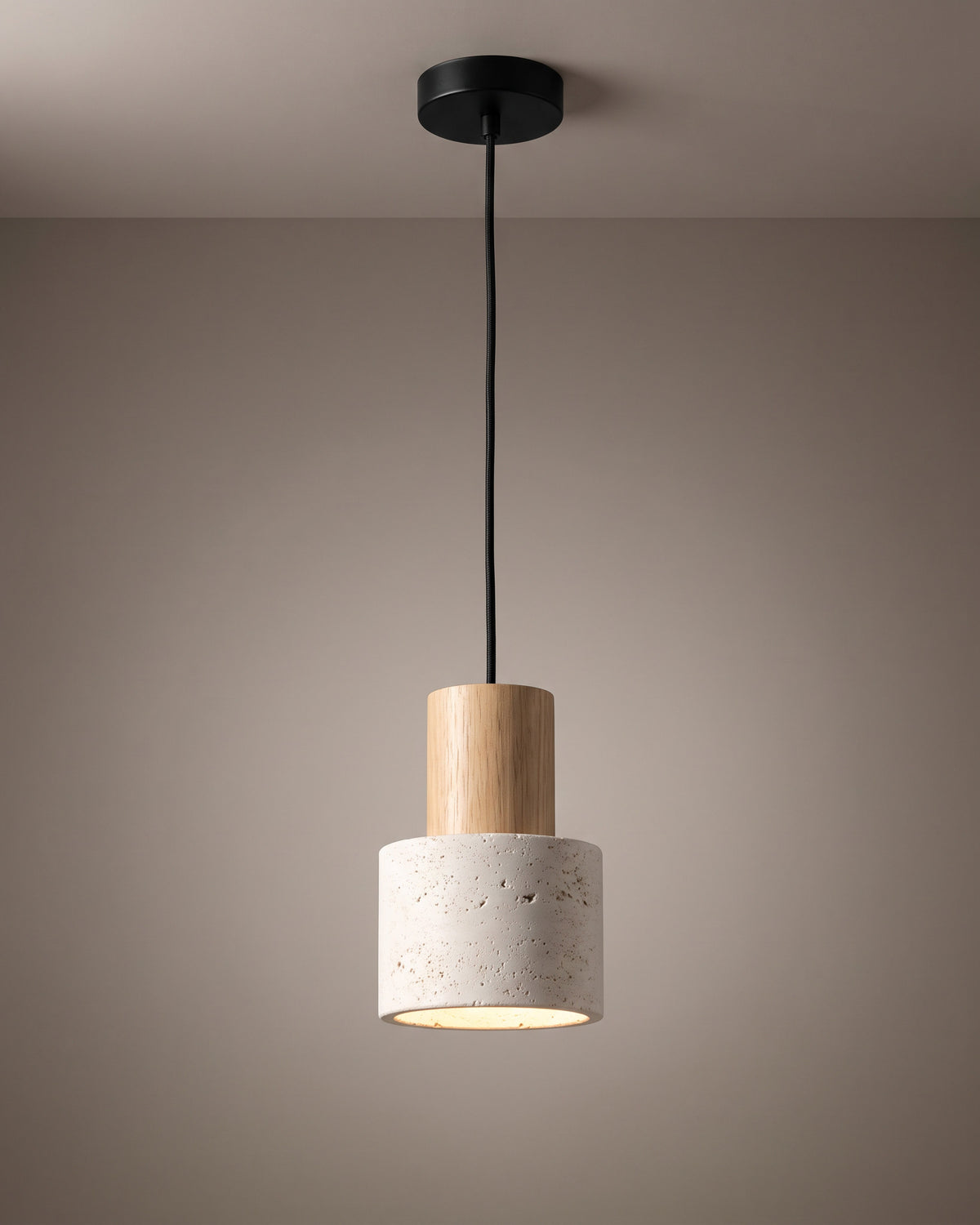 Suspension Pion, allumée, photo studio