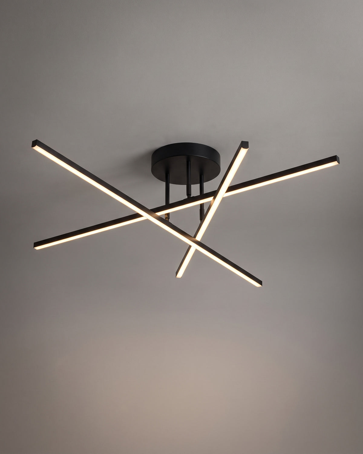 Plafonnier Baguettes, barres LED croisées, vue d'ensemble sur fond neutre