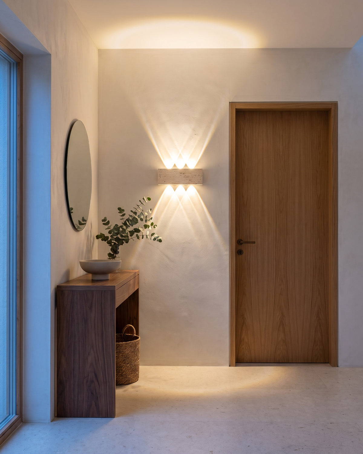 Applique Strate dans une entrée, en soirée