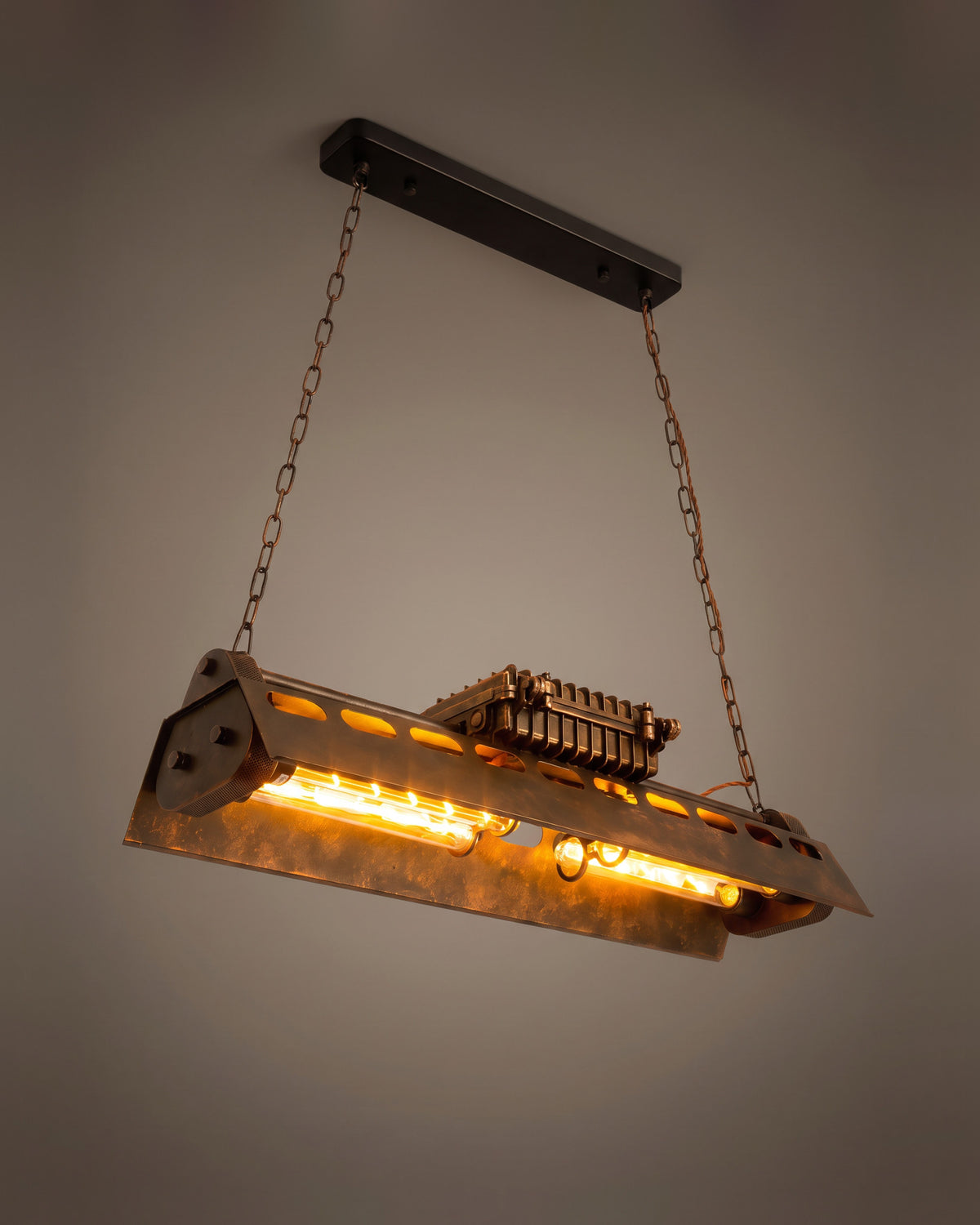 Suspension Forge, fer vieilli et deux tubes, vue d'ensemble sur fond neutre