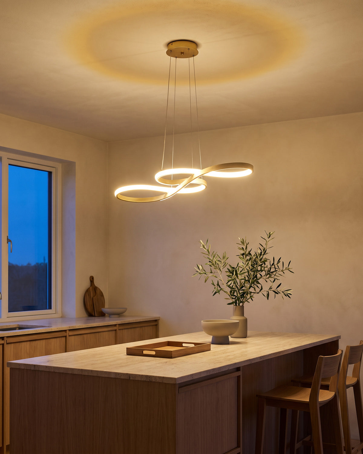 Suspension Arabesque (ruban LED doré en volutes) dans une seconde pièce, allumé