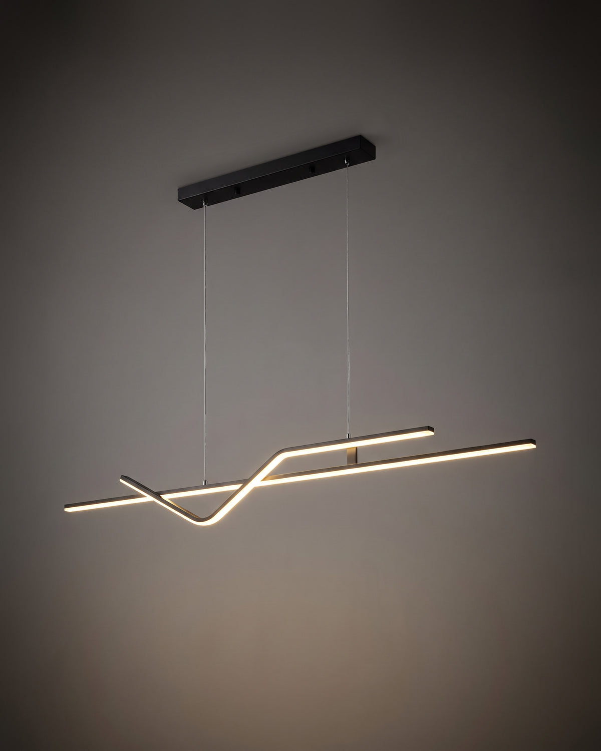 Suspension Zigzag, barre LED noire en Z, vue d'ensemble sur fond neutre