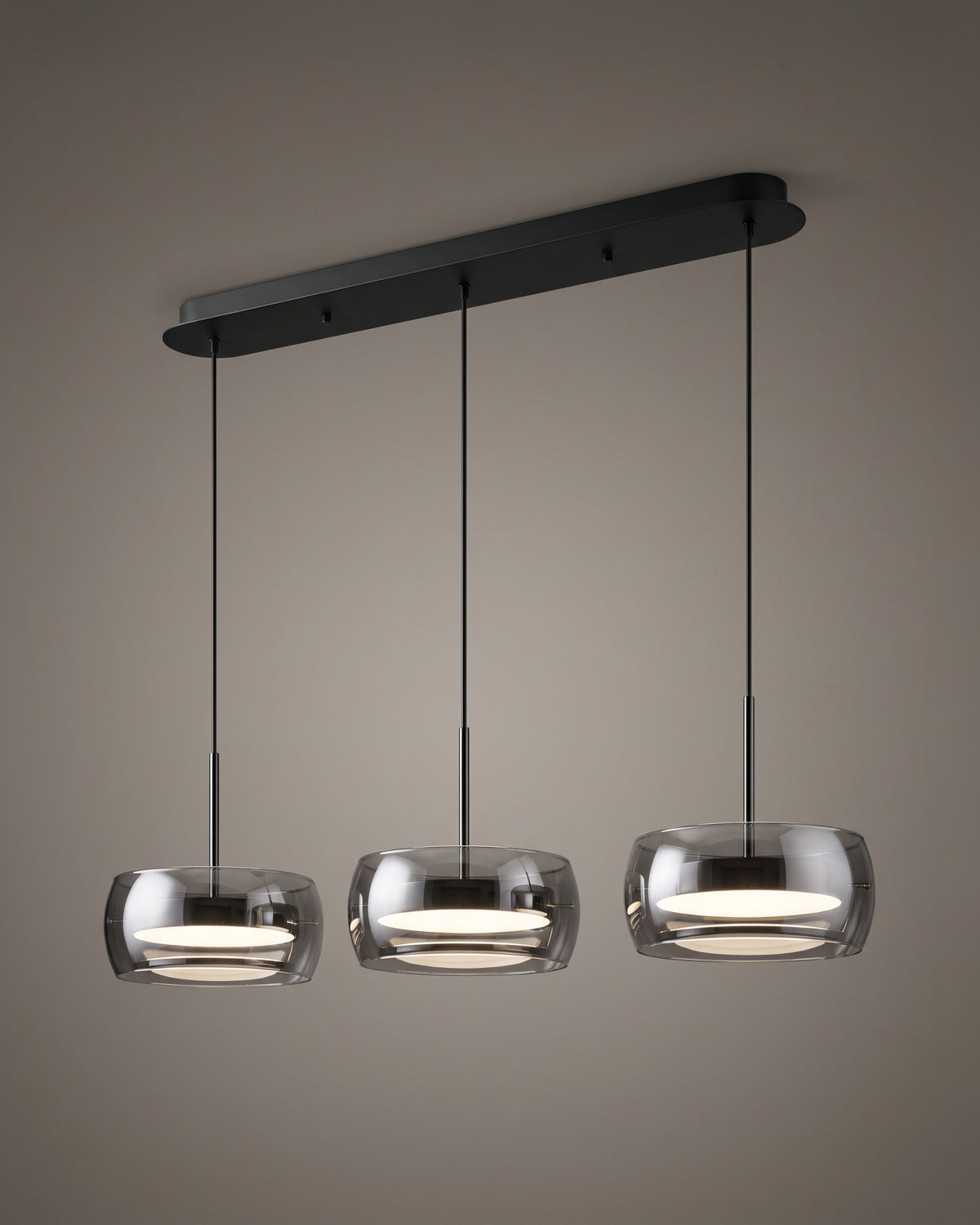 Suspension Trio, allumée, photo studio