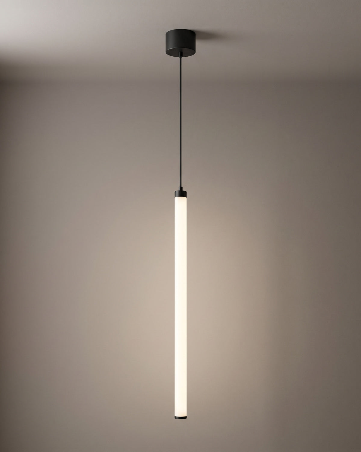 Suspension Rayon, tube LED opalin à 360°, vue d'ensemble sur fond neutre