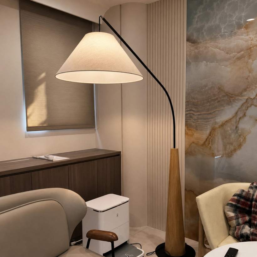 Lampadaire allumé dans un salon le soir