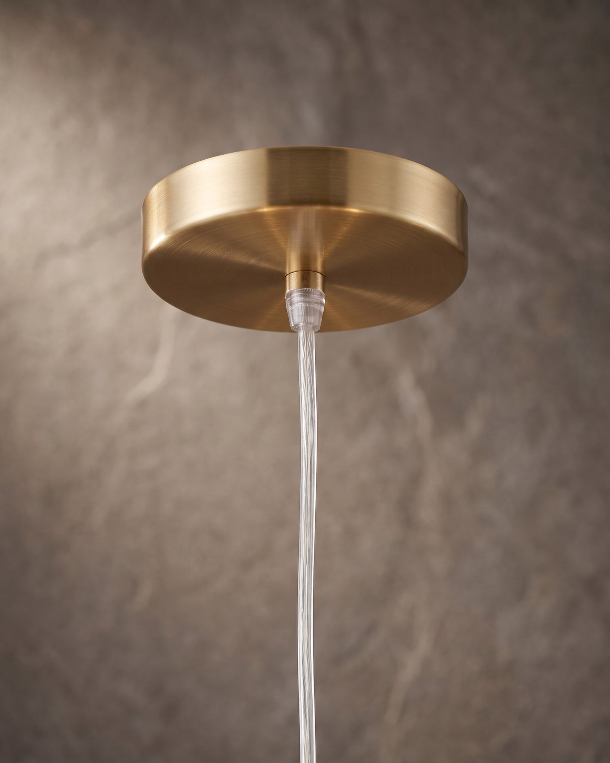 Lustre Aigrette : détail, la petite rosace dorée et le câble de suspension réglable
