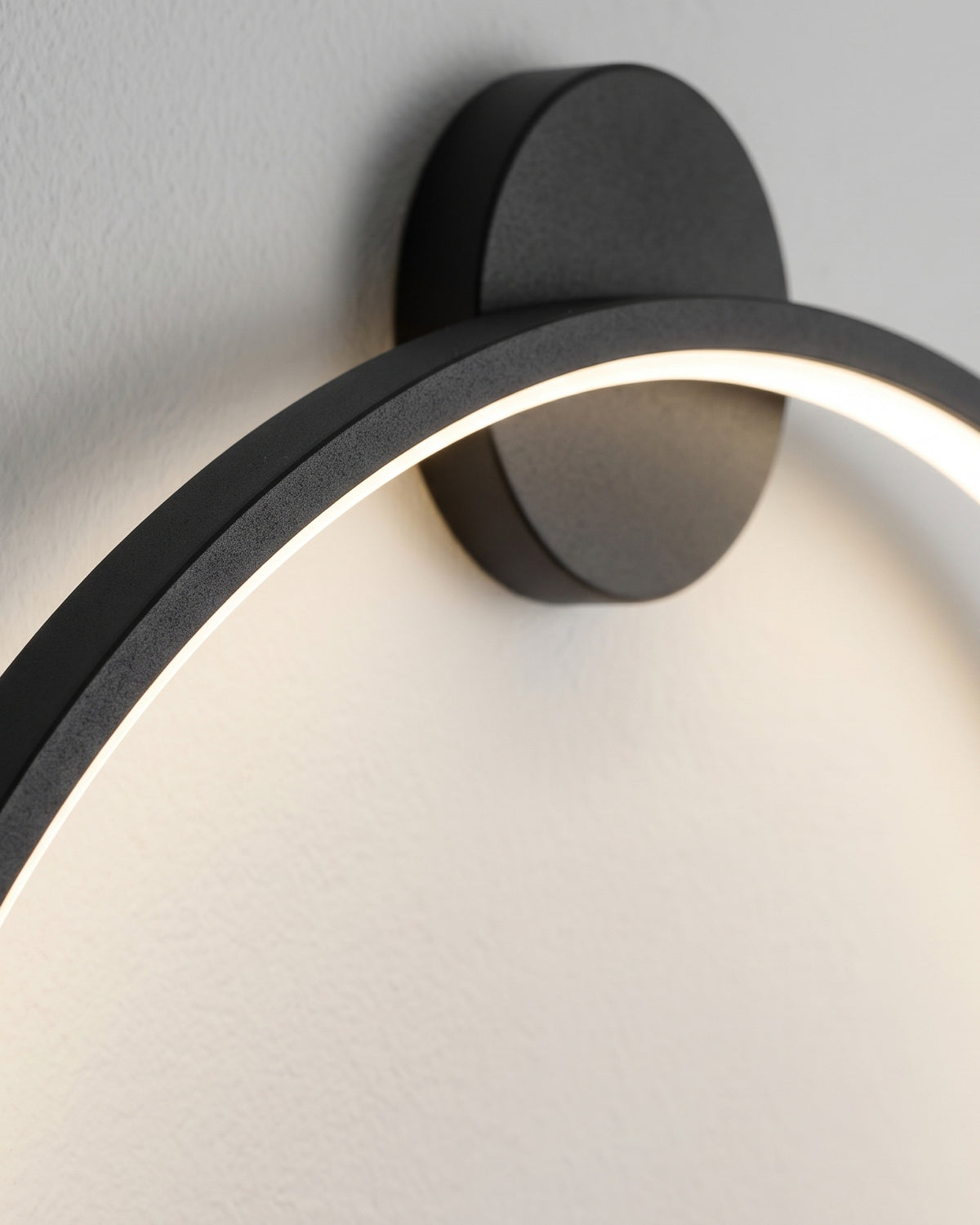 Applique Cerceau : gros plan sur la matière (anneau led mural en métal noir)