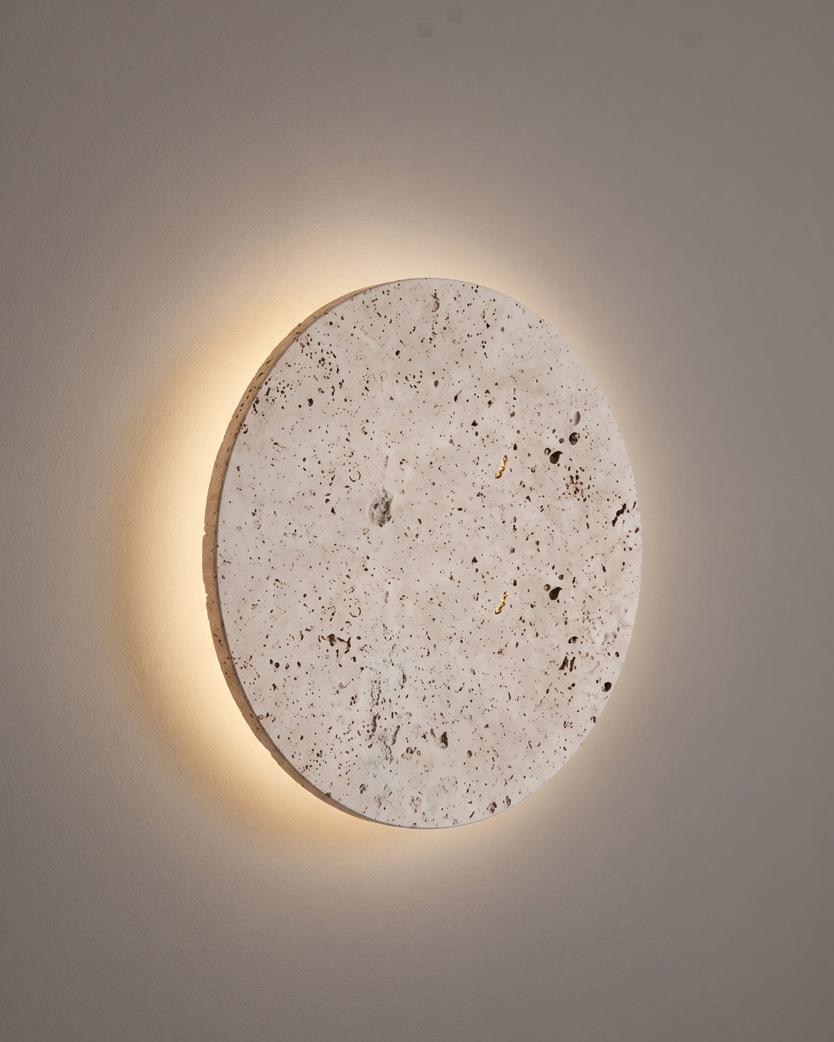 Applique Halo, disque en travertin rétroéclairé, vue d'ensemble sur fond neutre