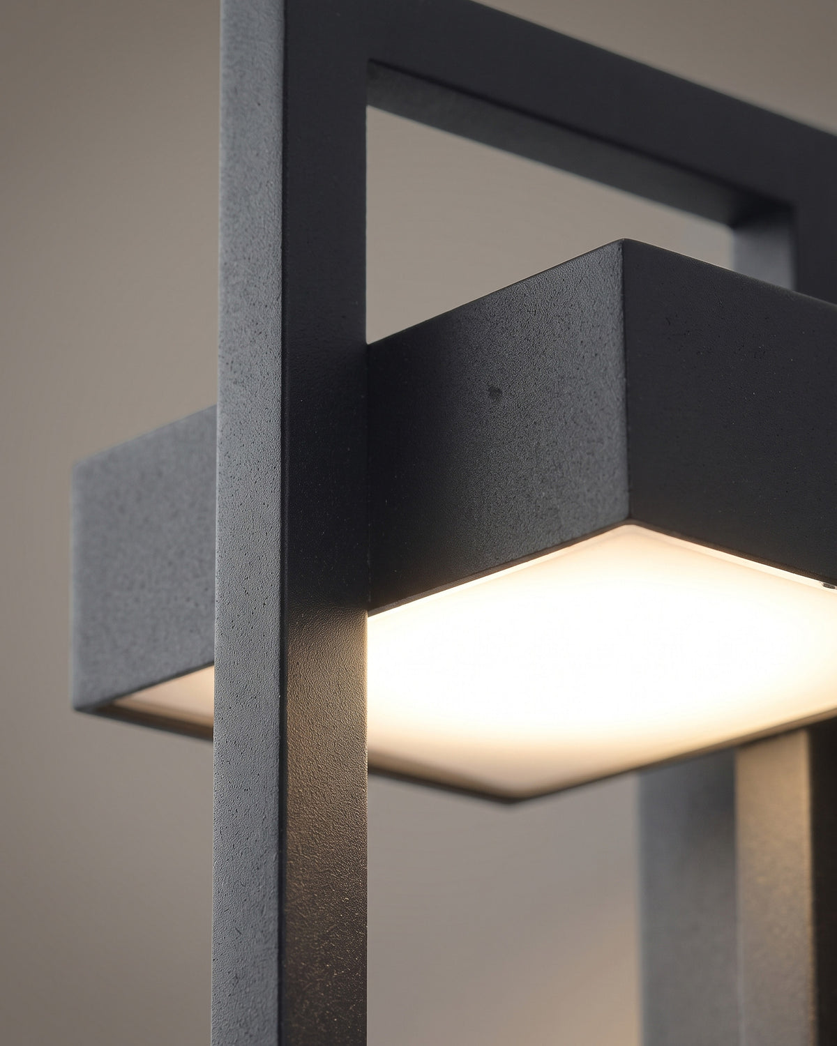 Applique Seuil : gros plan sur le boîtier carré lumineux et l'angle du cadre rectangulaire noir