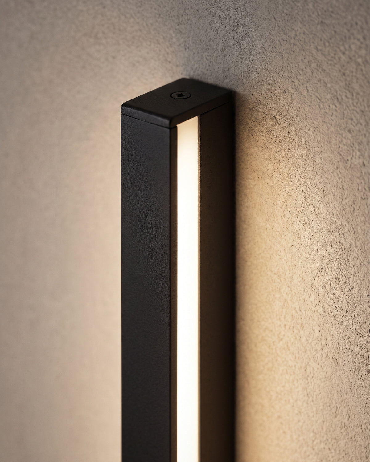 Applique Barreau : gros plan sur le bord de la barre noire avec la fine ligne lumineuse latérale