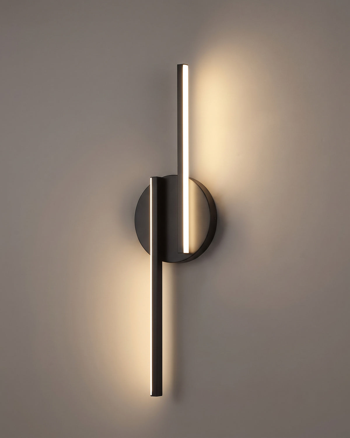 Applique Gnomon, barre LED et disque noir, vue d'ensemble sur fond neutre