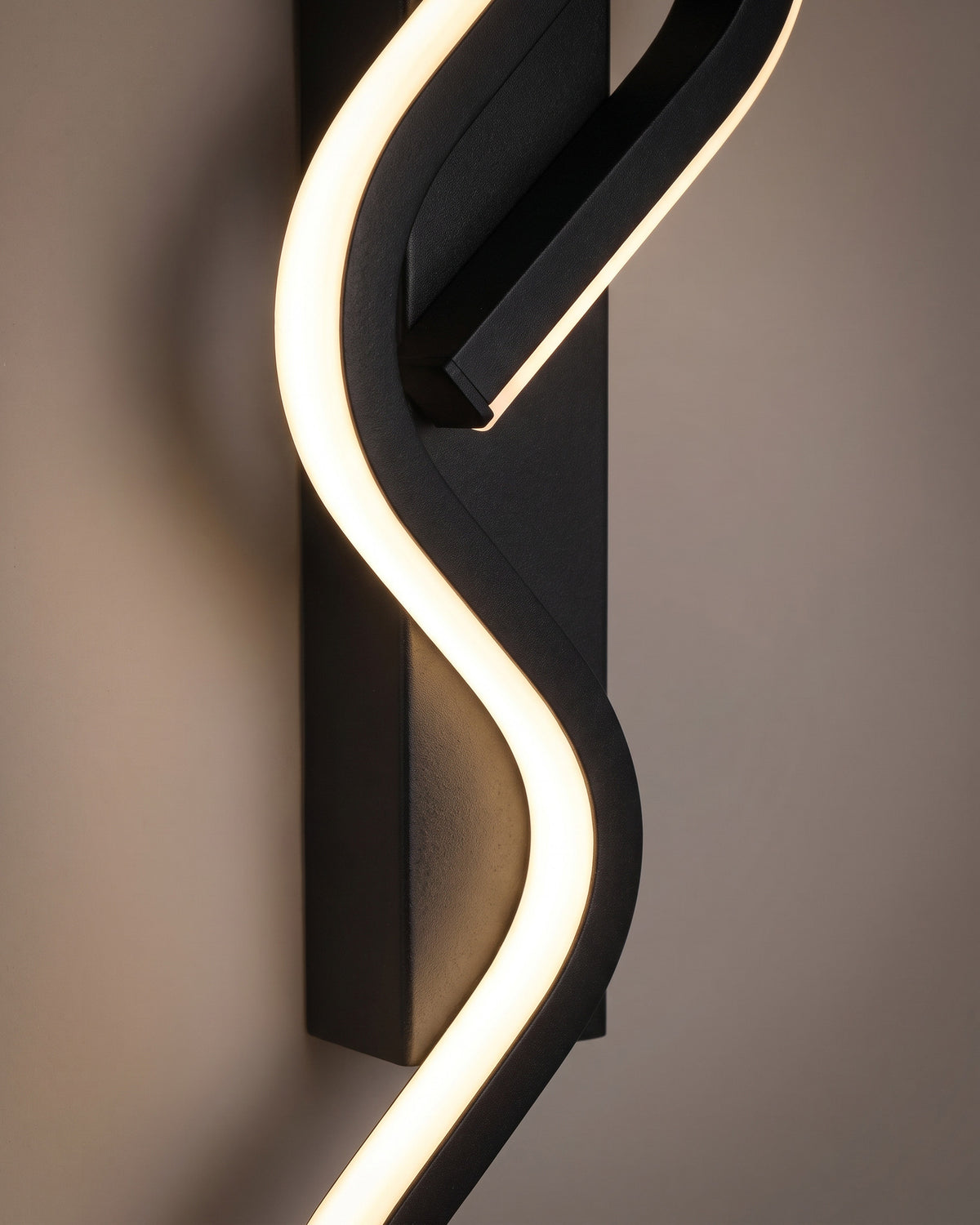Applique Éclair : gros plan sur la matière (bande led en zigzag, métal noir)