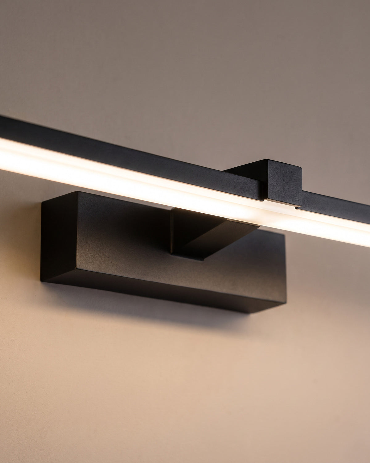 Applique Réglette : gros plan sur le support rectangulaire noir et la jonction avec la réglette lumineuse