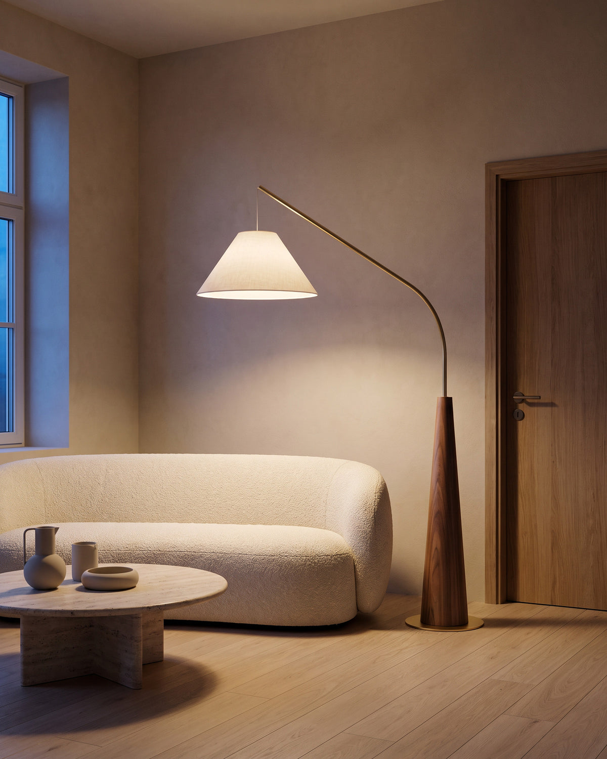 Lampadaire Arche noyer dans un salon, vue d'ensemble qui montre sa taille réelle