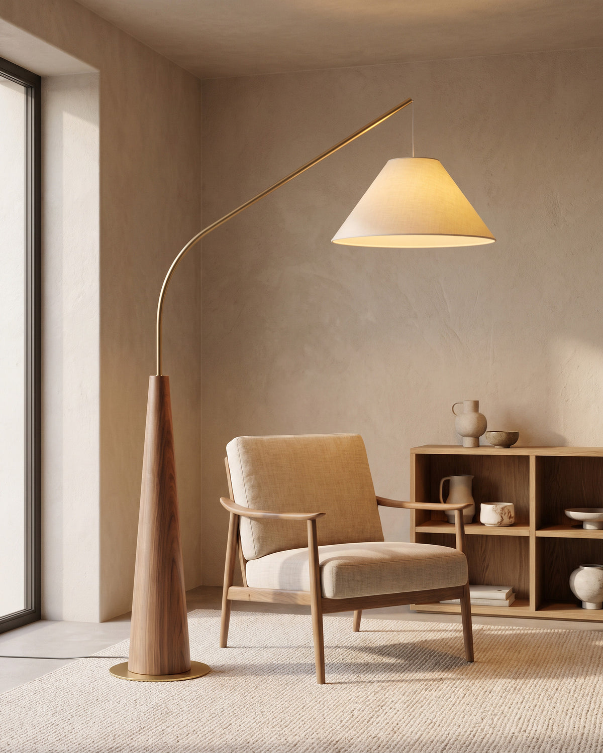 Lampadaire Arche noyer au-dessus d'un fauteuil, coin lecture, en soirée