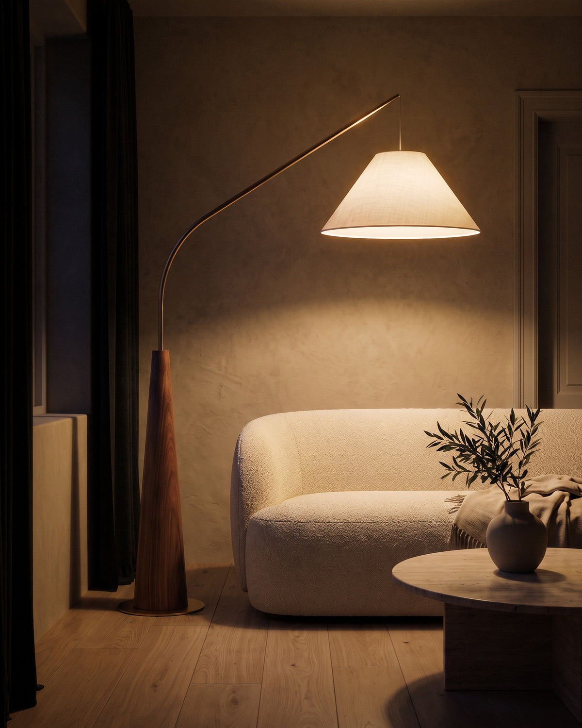 Lampadaire Arche allumé la nuit, cercle de lumière sur le canapé
