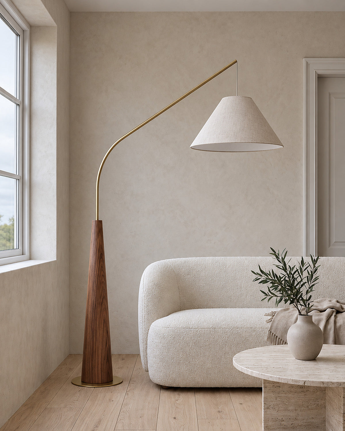 Lampadaire Arche noyer éteint en journée, salon