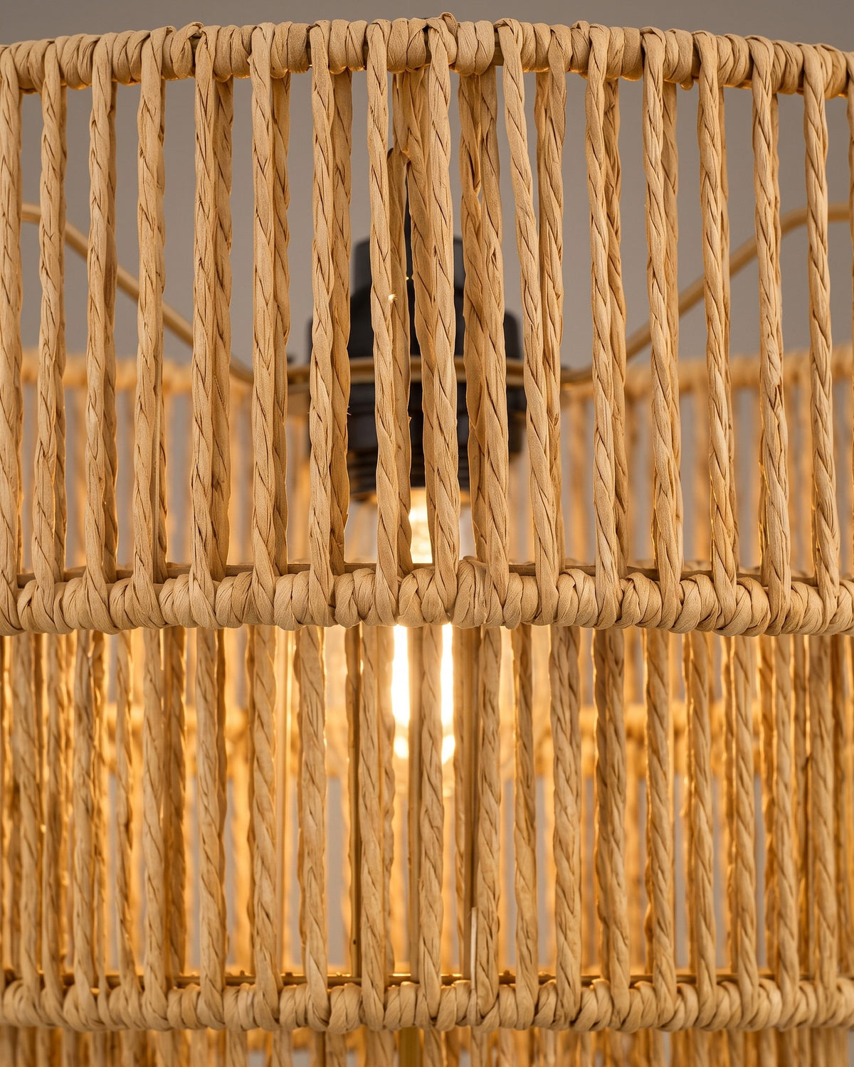 Suspension Cascade : gros plan sur les brins tressés des étages et la douille noire avec l'ampoule filament
