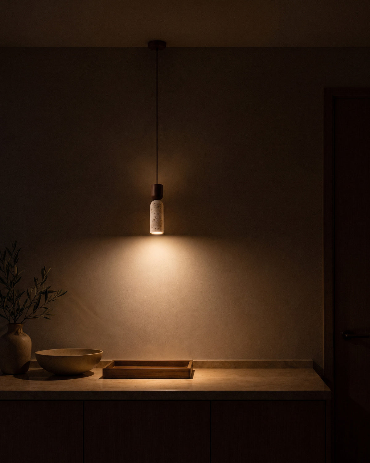 Suspension Colonne, allumée la nuit au-dessus d'un îlot de cuisine, effet de lumière