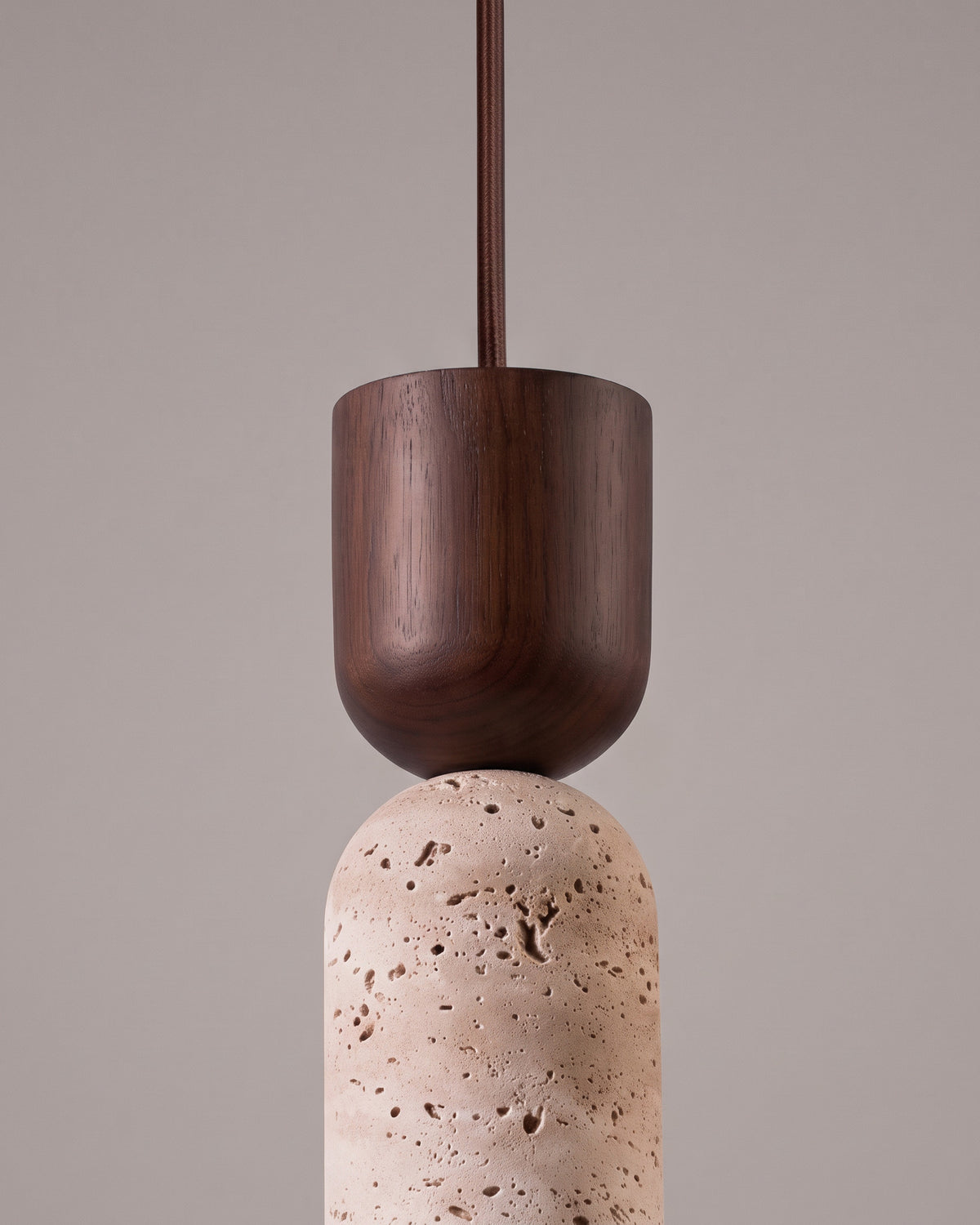 Suspension Colonne : détail, la rosace ronde en bois et le départ du câble