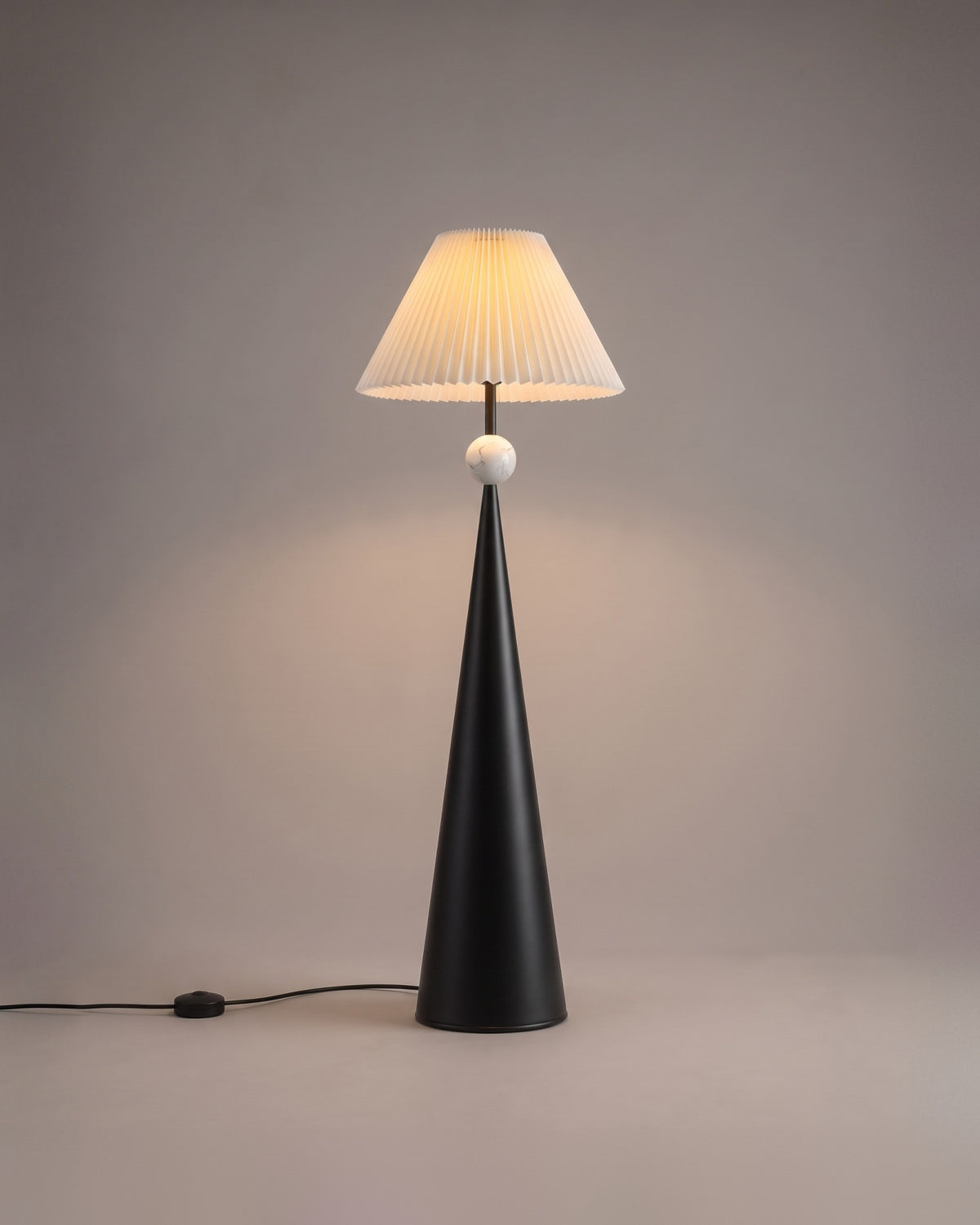 Lampadaire Cône, allumé, photo studio