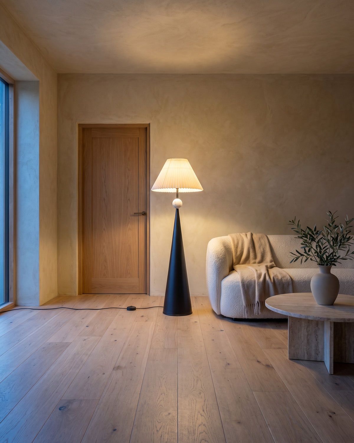 Lampadaire Cône dans un salon, vue d'ensemble qui montre sa taille réelle