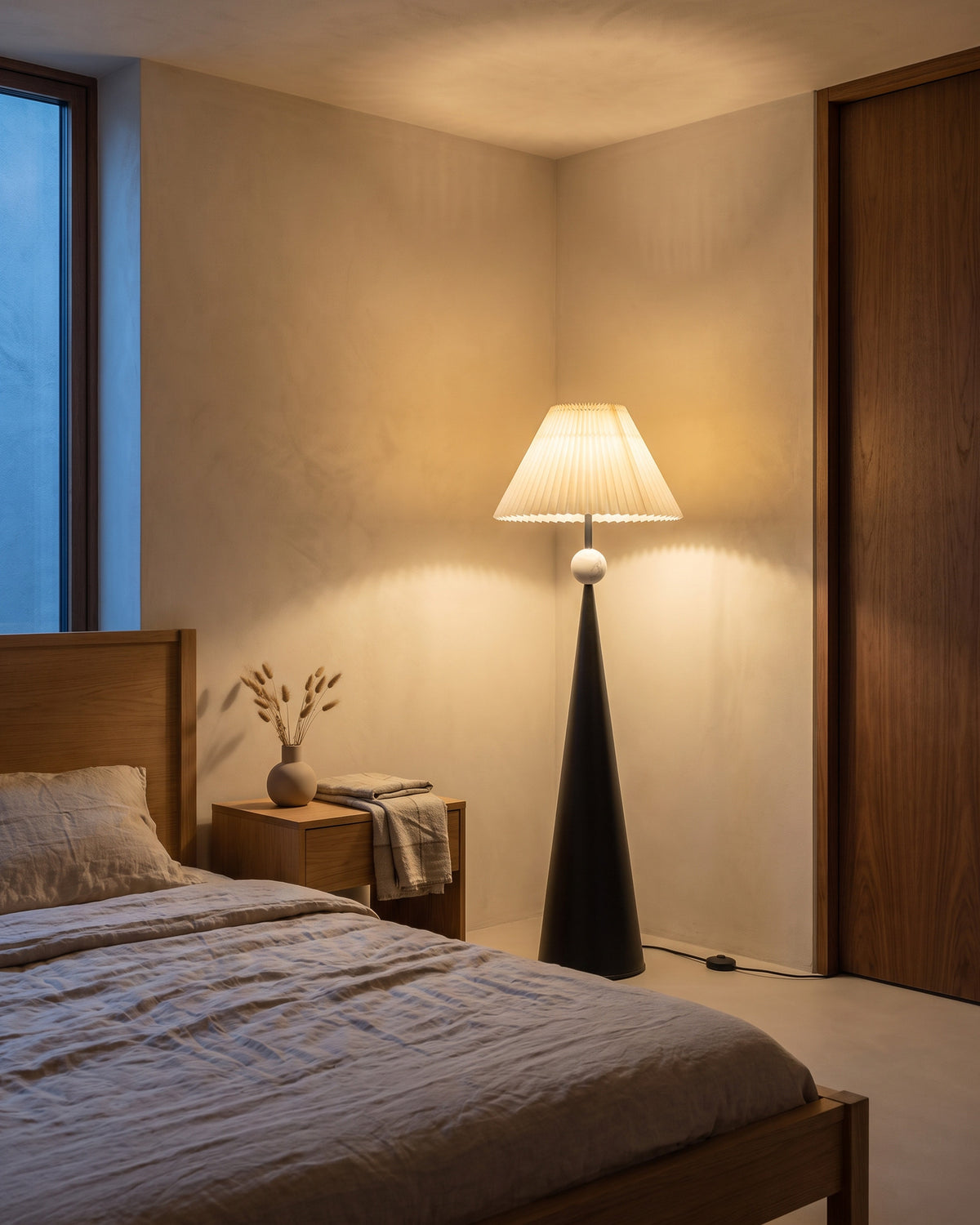 Lampadaire Cône dans une chambre, en soirée