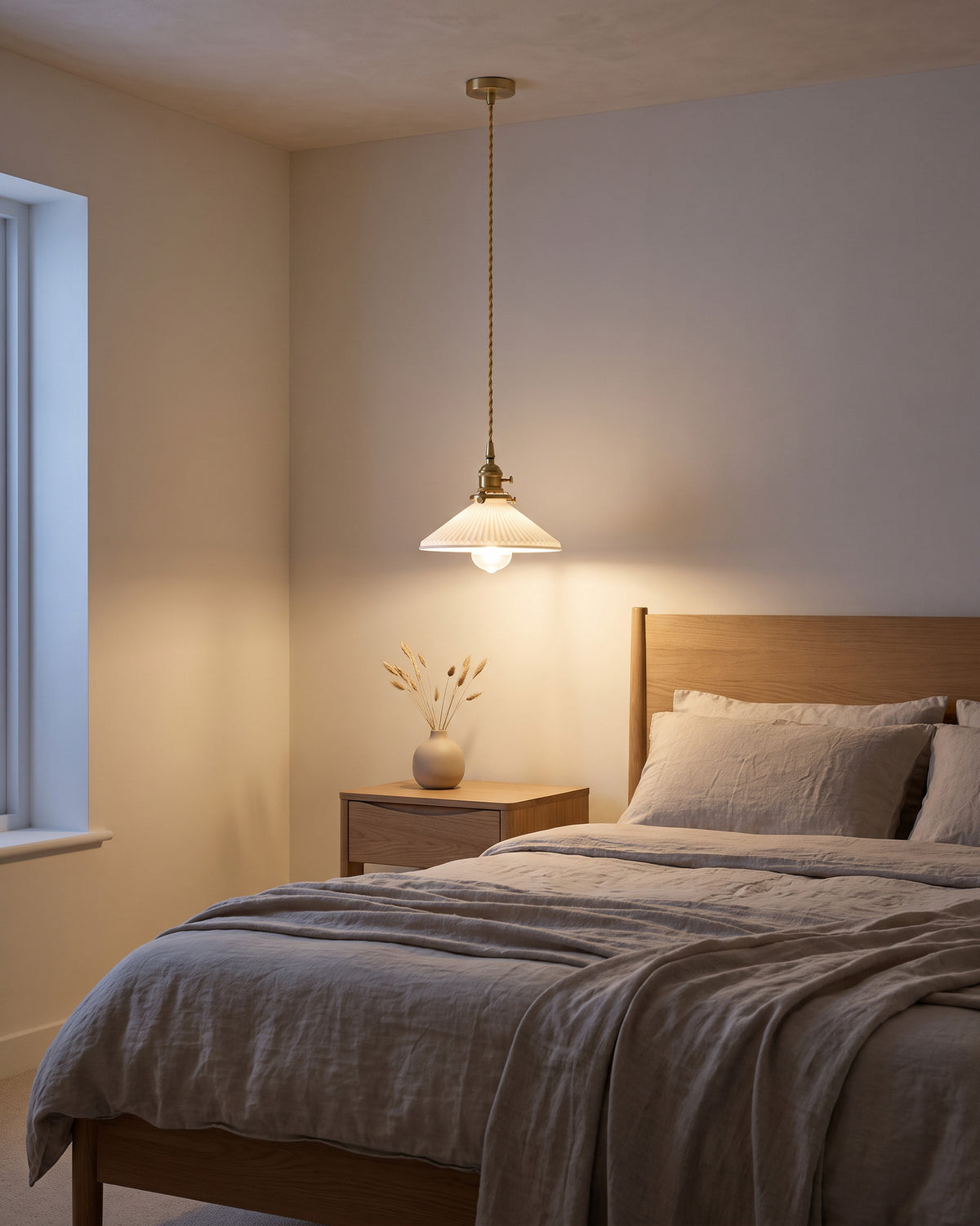 Suspension Corolle dans une chambre, en soirée