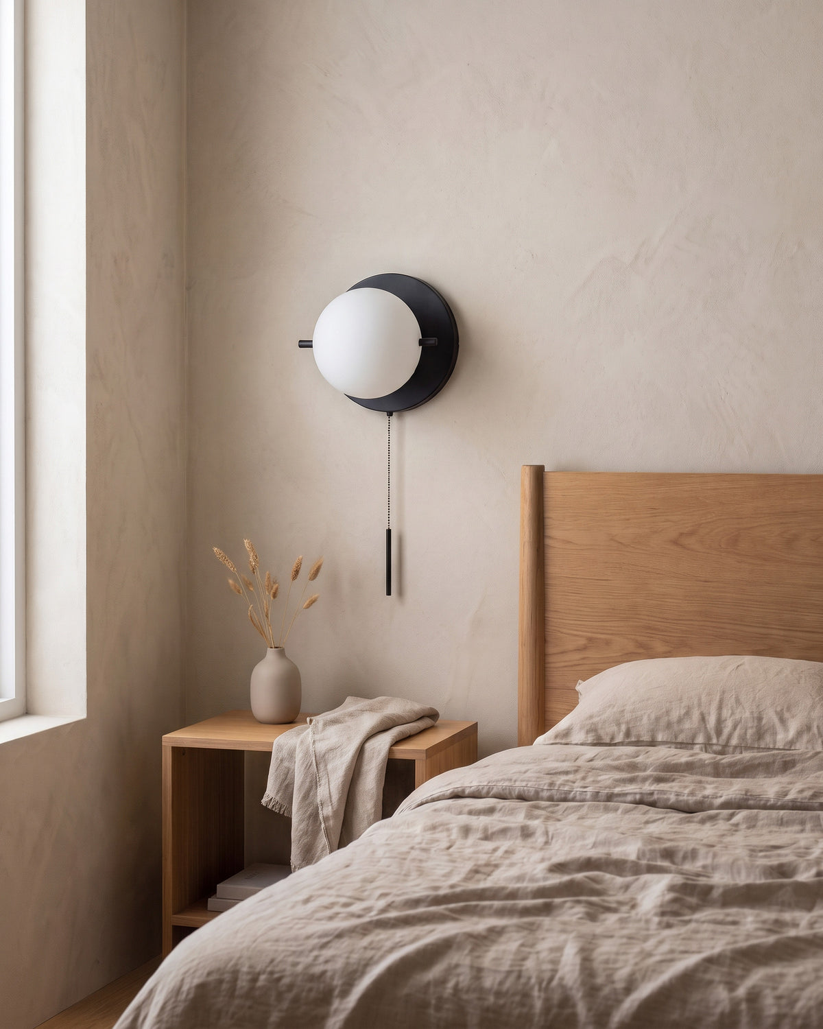 Applique Éclipse, éteinte en journée dans une chambre