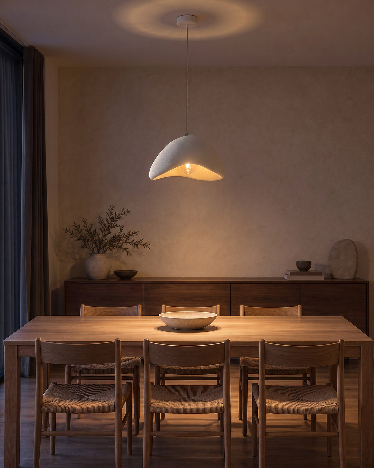 Suspension Galet allumée la nuit au-dessus d'une table en chêne, salle à manger, effet de lumière