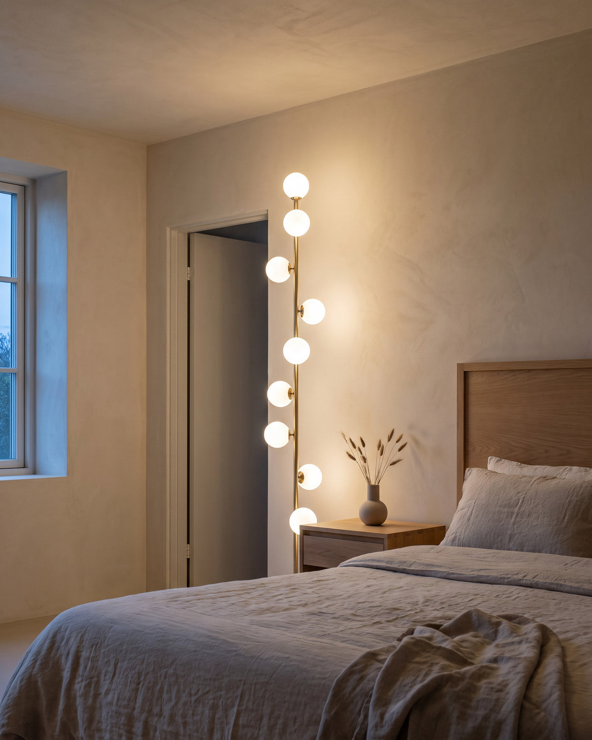 Lampadaire Perles dans une chambre, en soirée