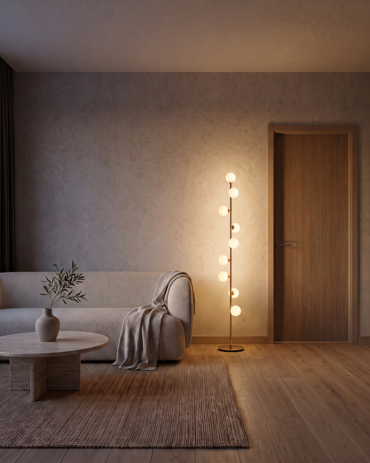 Lampadaire Perles allumé la nuit dans un salon, effet de lumière