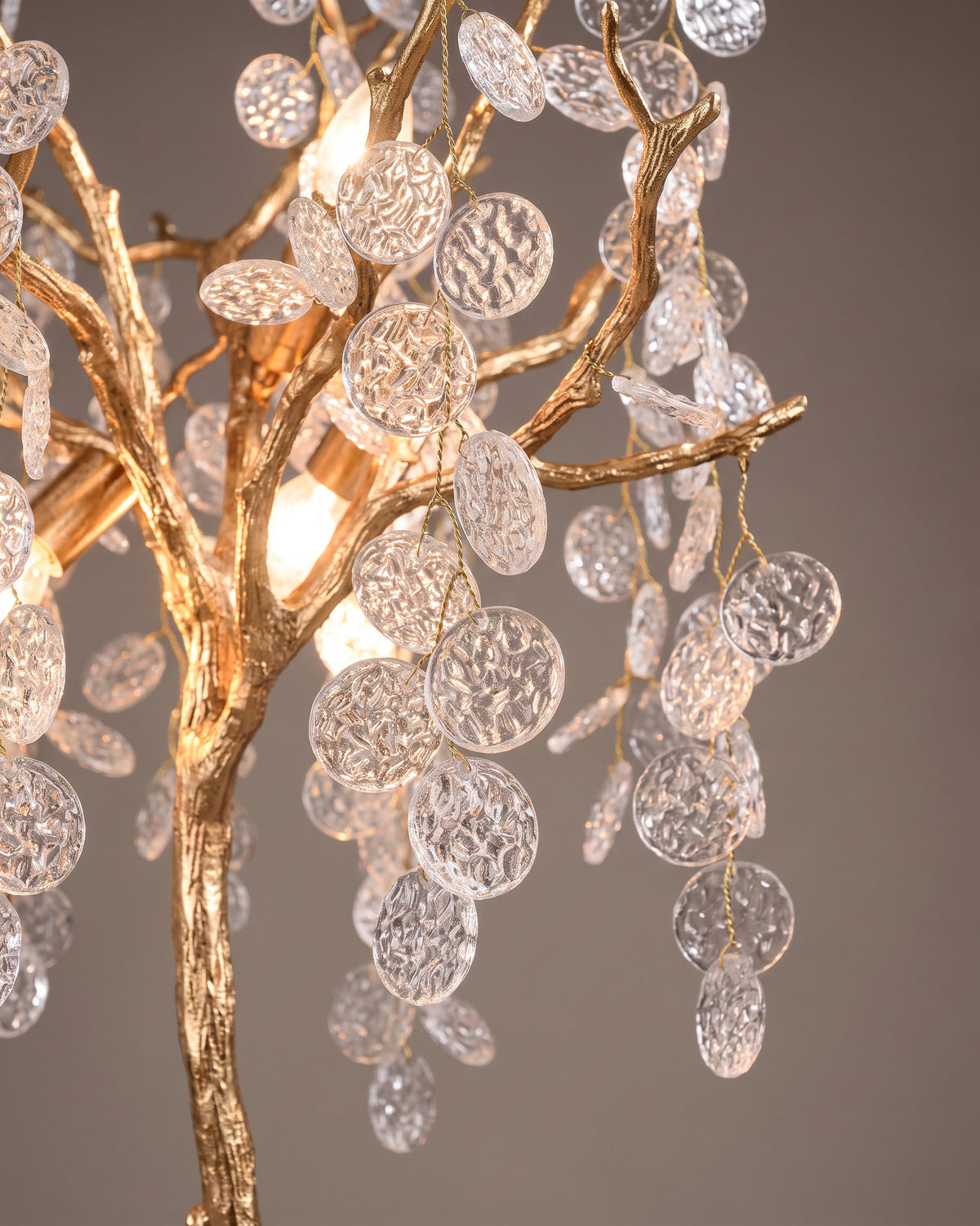 Lampadaire Saule : gros plan sur la matière (métal doré et feuilles transparentes)