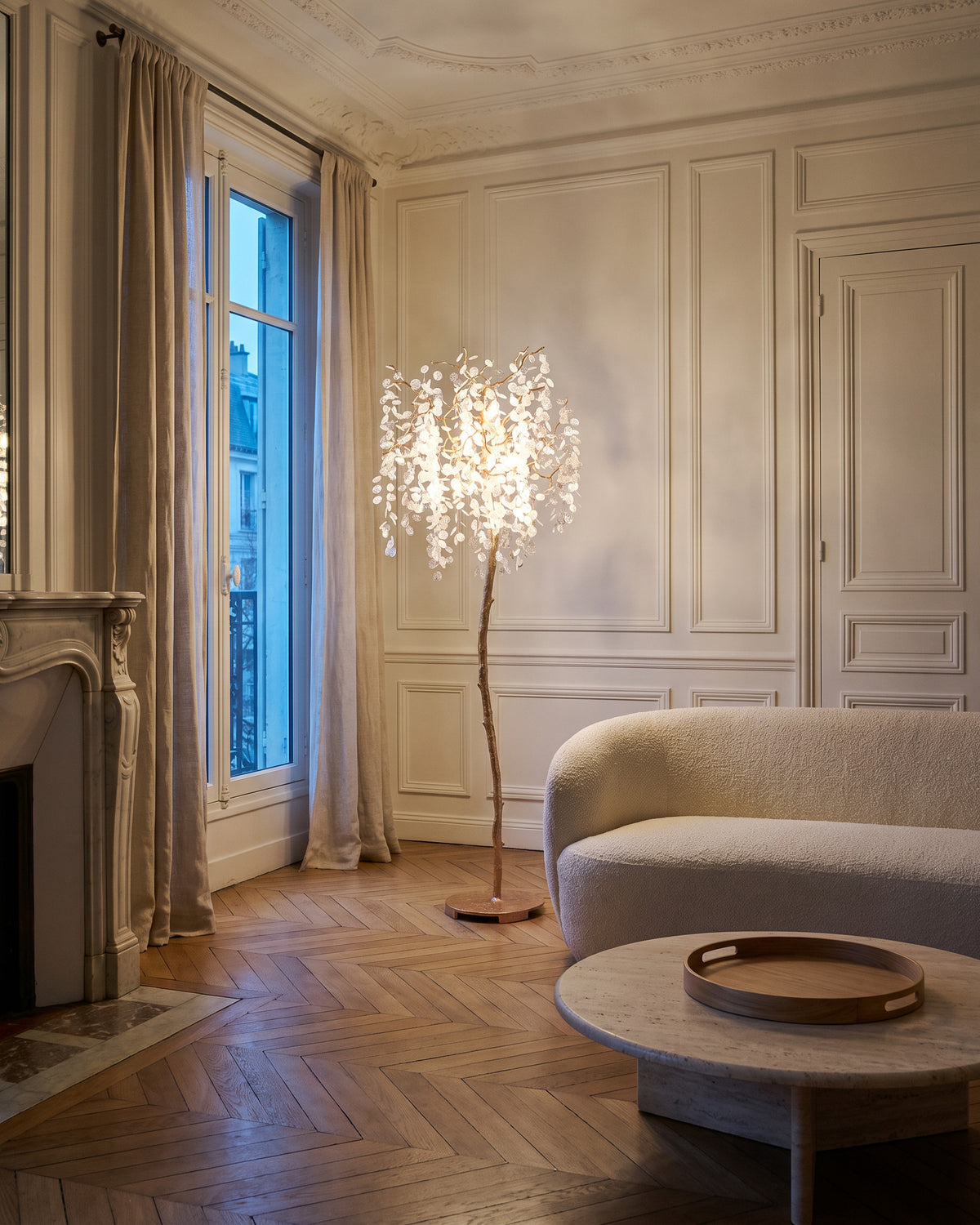 Lampadaire Saule dans une pièce : vue d'ensemble qui montre sa taille réelle