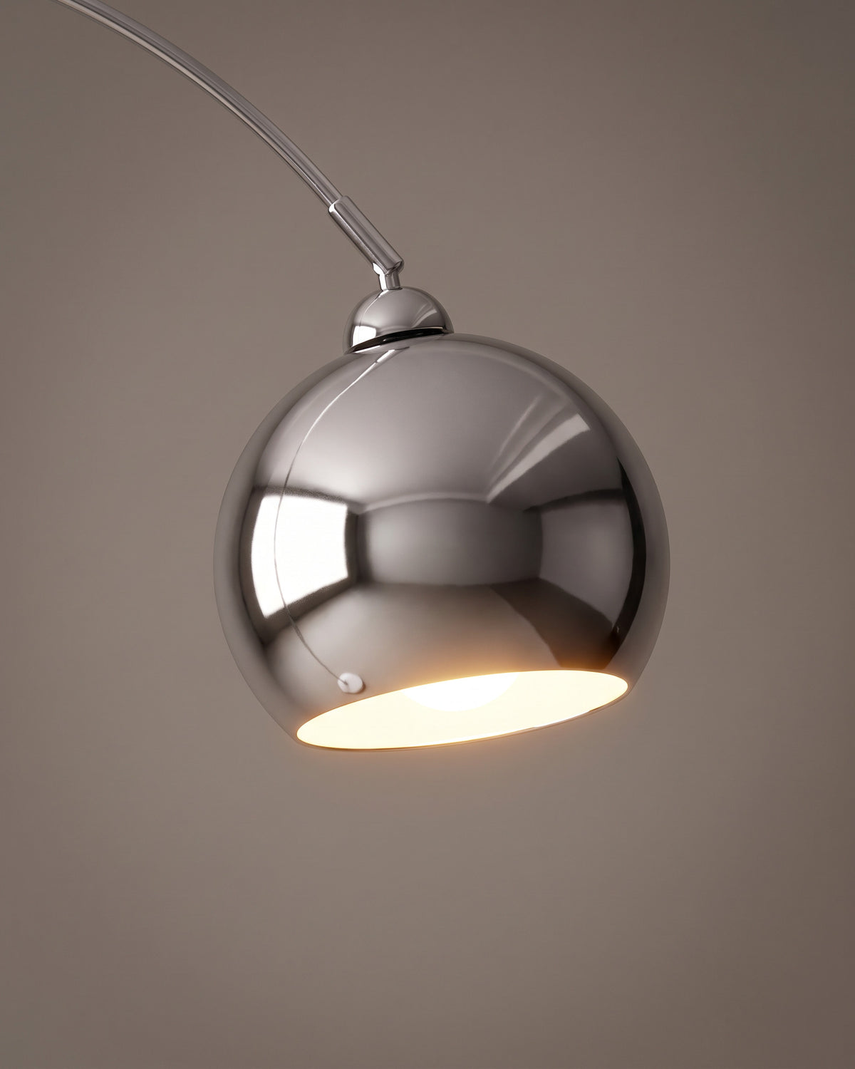 Lampadaire Bille : gros plan sur le socle rond chromé et le départ de la tige argentée