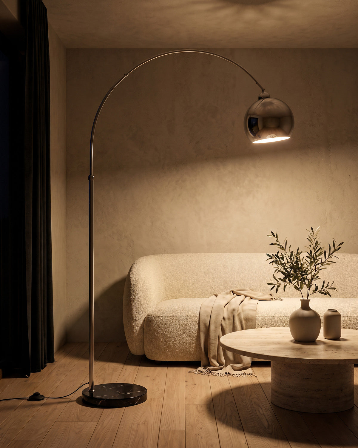 Lampadaire Bille allumé la nuit dans un salon, effet de lumière