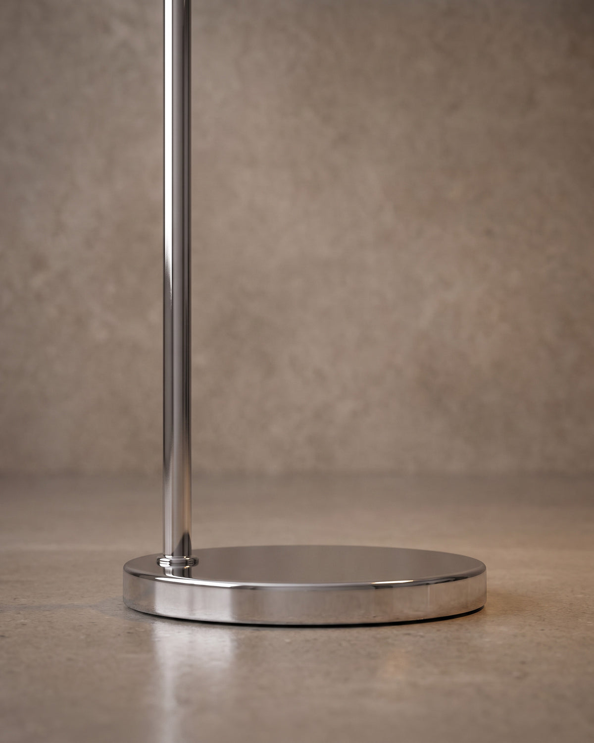 Lampadaire Bille : détail, l'interrupteur rond à pied sur le câble noir
