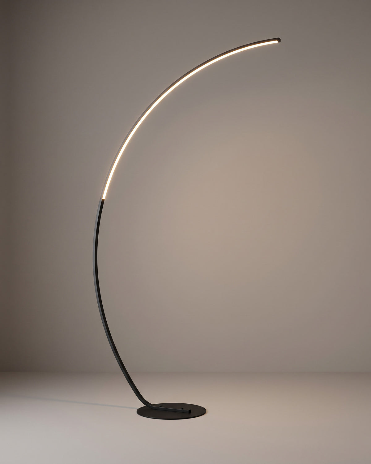 Lampadaire Virgule, allumé, photo studio