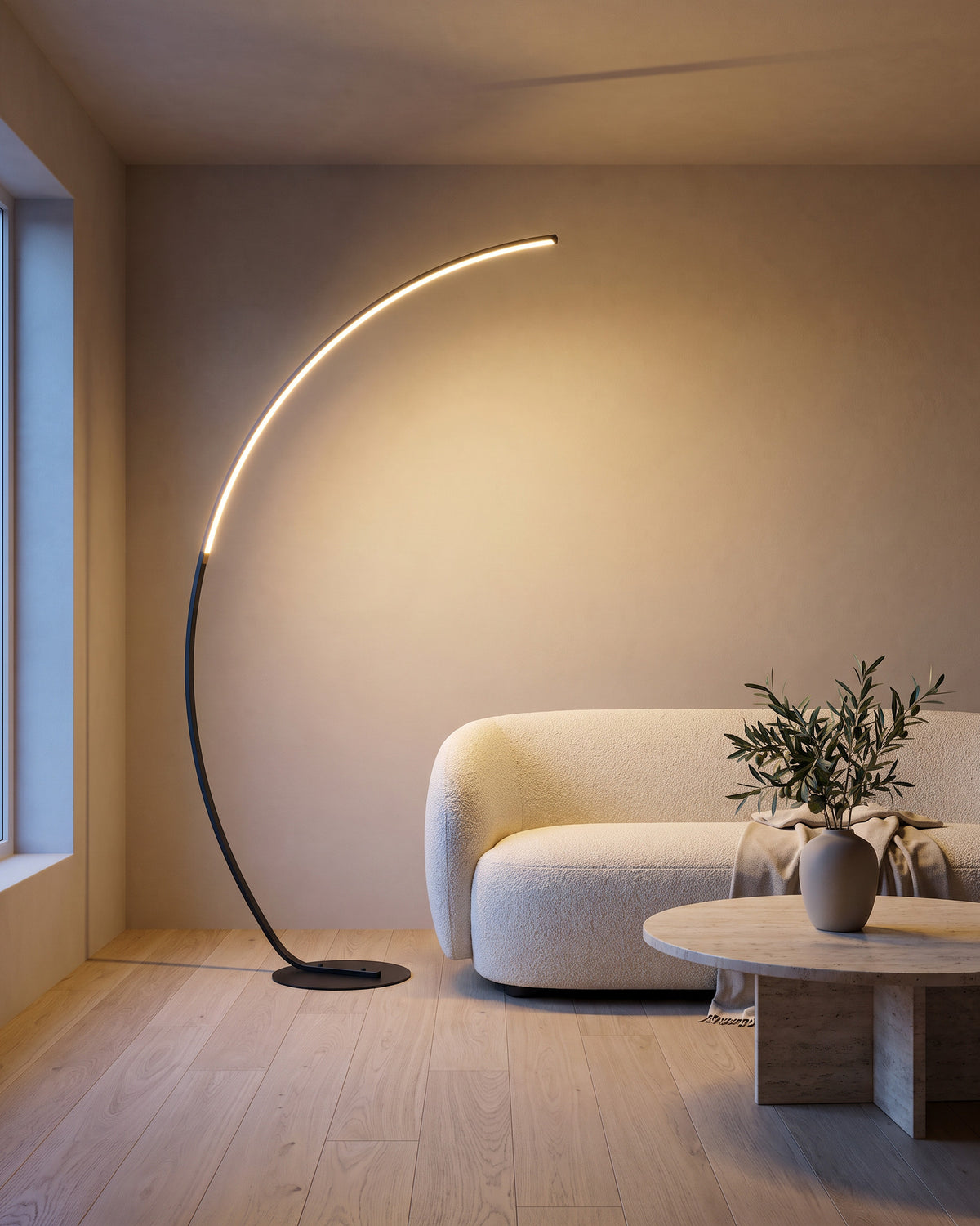Lampadaire Virgule dans une pièce, en soirée