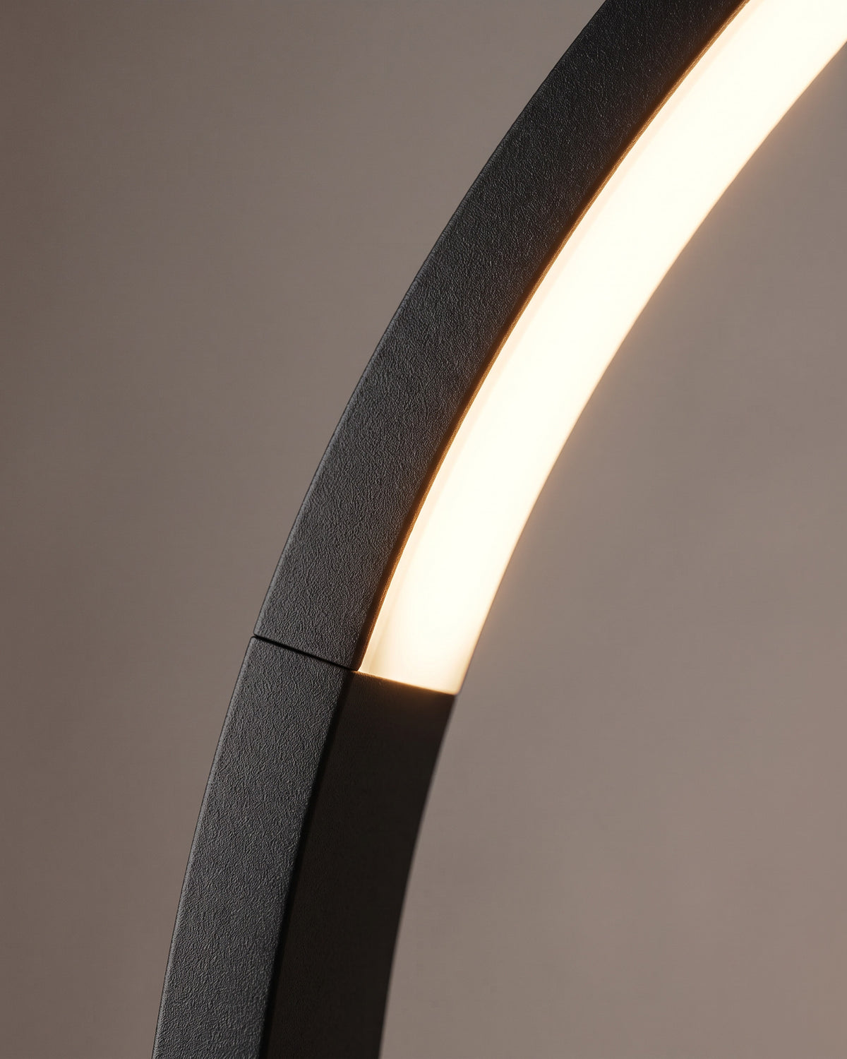 Lampadaire Virgule: gros plan sur la face intérieure de l'arc avec le ruban LED allumé