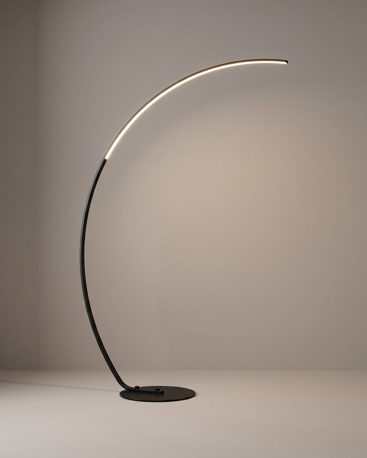 Lampadaire Liane, arc LED noir ou blanc, vue d'ensemble sur fond neutre