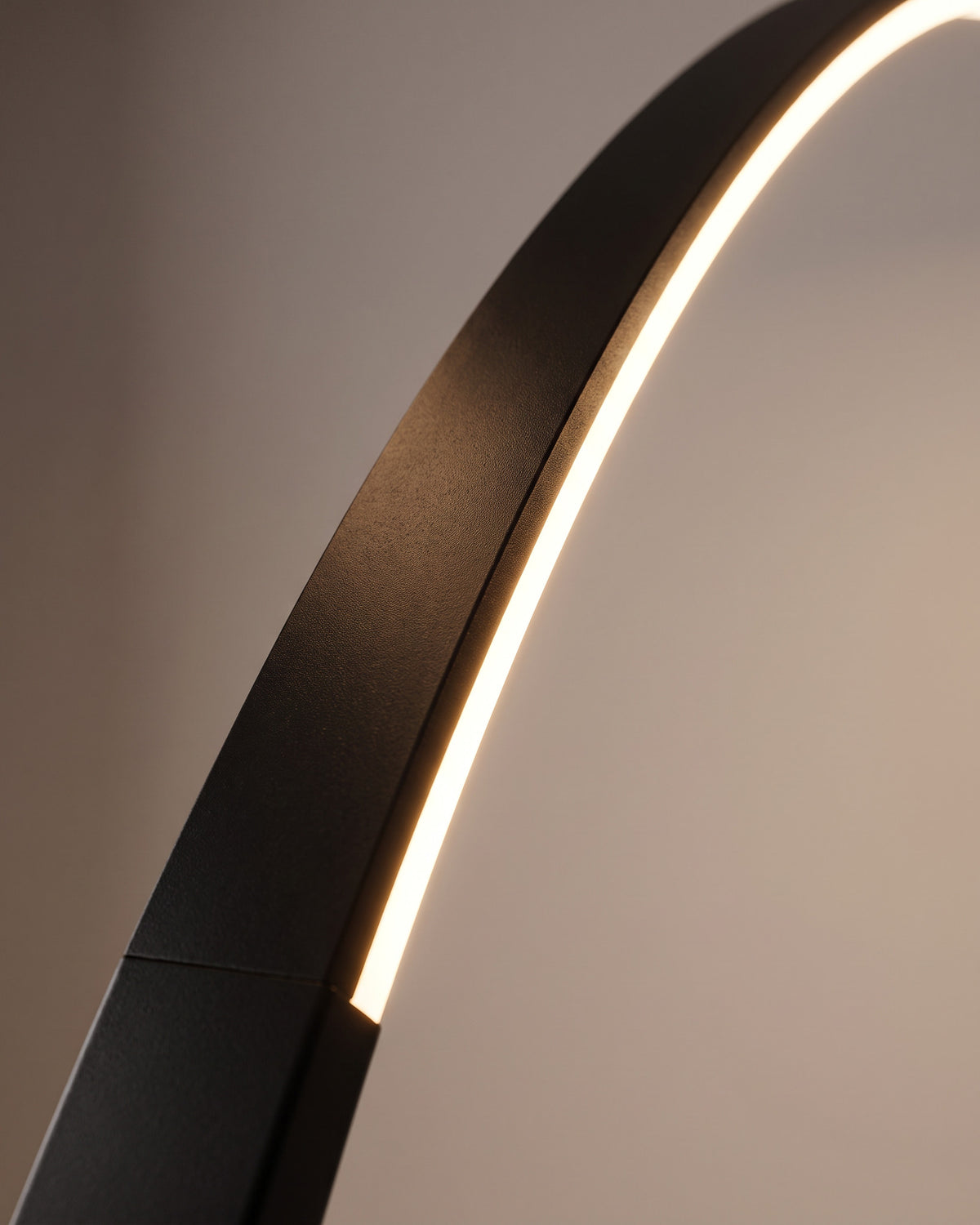 Lampadaire Liane : gros plan sur la matière (arc led ultra-fin en métal)